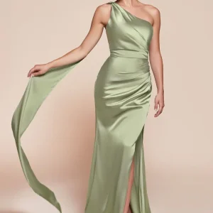 Vestido de satén entallado con un hombro descubierto y abertura de Ladivine 7454