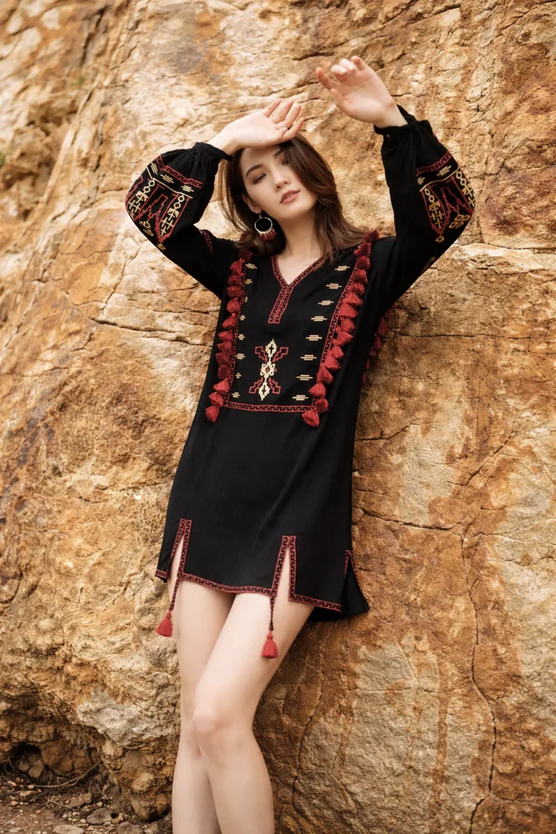Vestido Ibicenco Bohemio con Cuello V, Mangas Largas y Detalles Vintage - Imagen 3