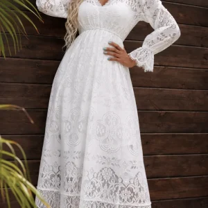Vestido Ibicenco Largo de Encaje Blanco con Escote V y Mangas de Pétalo para Verano
