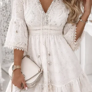 Vestido Ibicenco de Encaje Blanco con Cordones en V, Mangas Tres Cuartos y Silueta en A